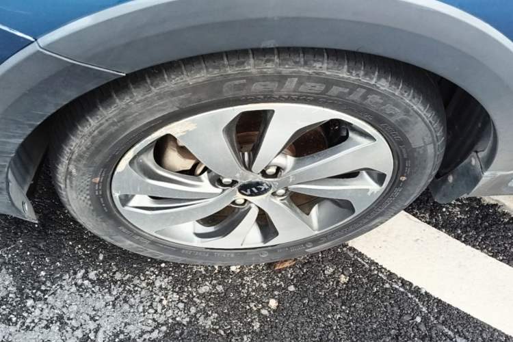Used Kia KX Cross 2017 1.4L AT GLS Left Front Wheel Hub