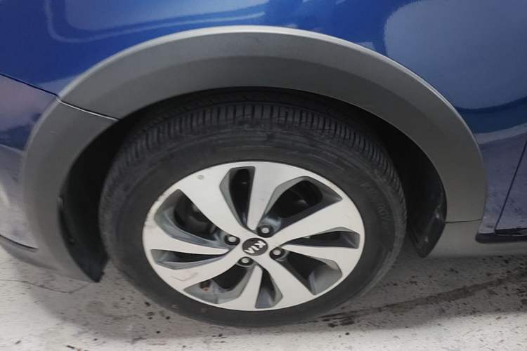 Used Kia KX Cross 2017 1.4L AT GLS Left Front Wheel Hub