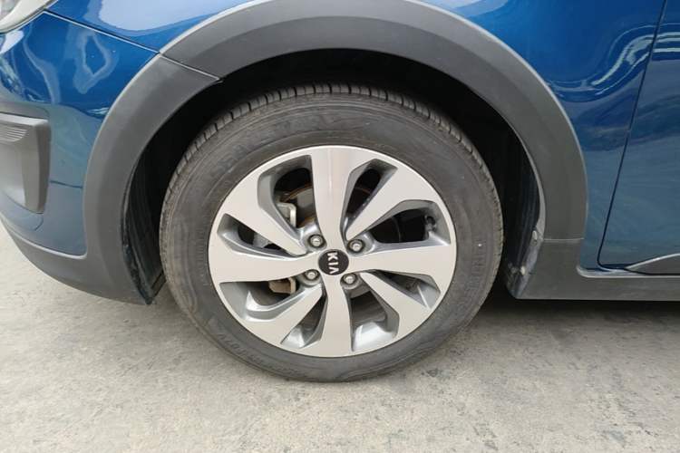 Used Kia KX Cross 2017 1.4L AT GLS Left Front Wheel Hub