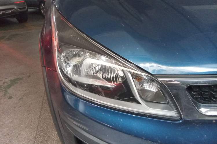 Used Kia KX Cross 2017 1.4L AT GLS Right Front Headlight