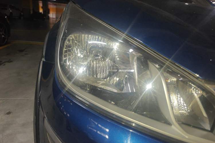 Used Kia KX Cross 2017 1.4L AT GLS Right Front Headlight