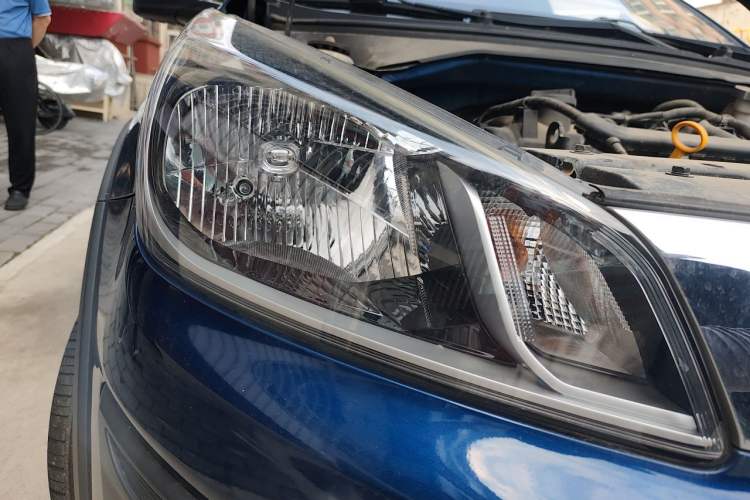 Used Kia KX Cross 2017 1.4L AT GLS Right Front Headlight