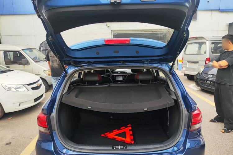 Used Kia KX Cross 2017 1.4L AT GLS Trunk