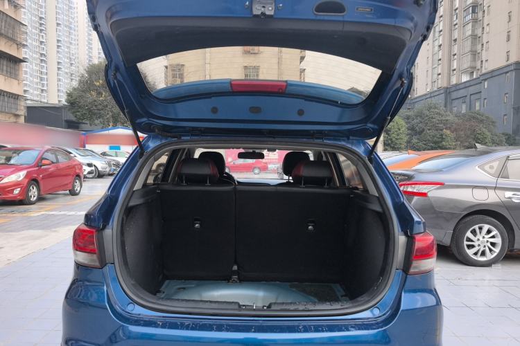 Used Kia KX Cross 2017 1.4L MT GLS Trunk