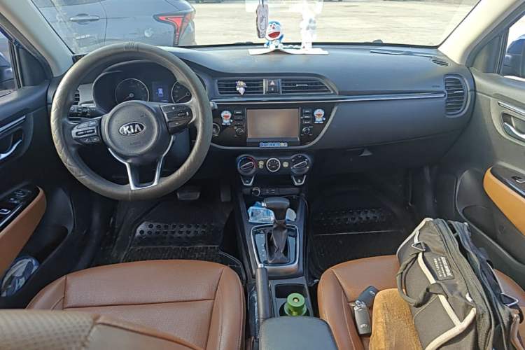Used Kia KX Cross 2017 1.4L AT GLS Center Console