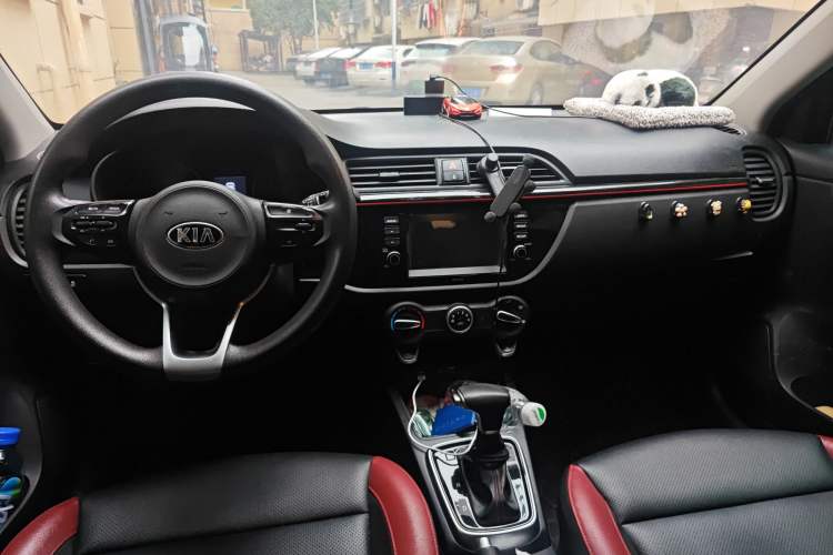 Used Kia KX Cross 2017 1.4L AT GLS Center Console