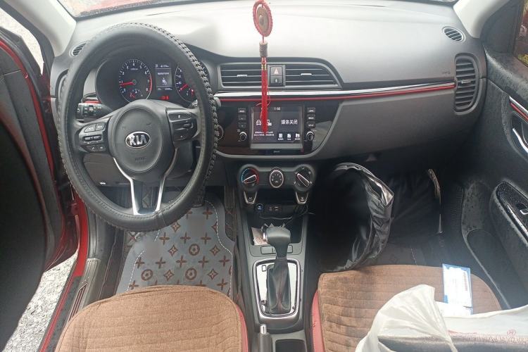 Used Kia KX Cross 2017 1.4L AT GLS Center Console
