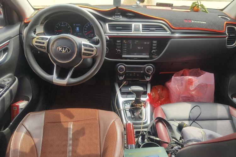Used Kia KX Cross 2017 1.4L AT GLS Center Console