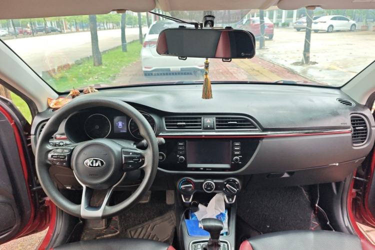 Used Kia KX Cross 2017 1.4L AT GLS Center Console