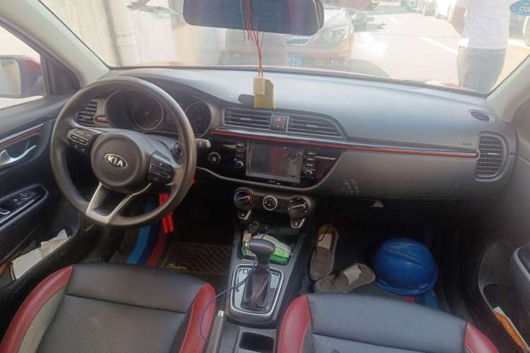 Used Kia KX Cross 2017 1.4L AT GLS Center Console