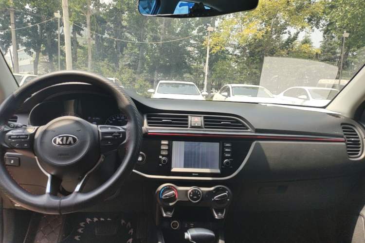 Used Kia KX Cross 2017 1.4L AT GLS Center Console