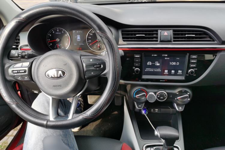 Used Kia KX Cross 2017 1.4L AT GLS Center Console