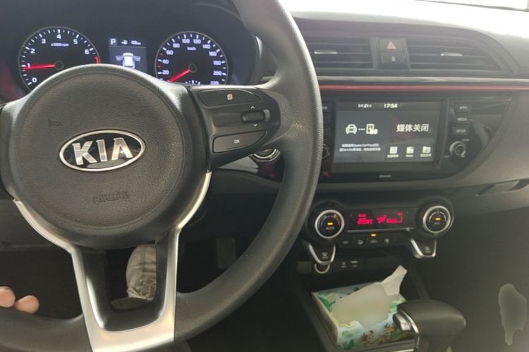 Used Kia KX Cross 2017 1.4L AT GLS Center Console