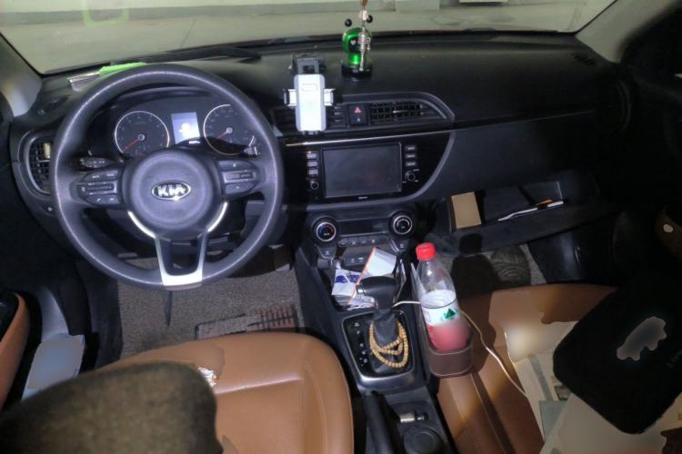 Used Kia KX Cross 2017 1.4L AT GLS Center Console