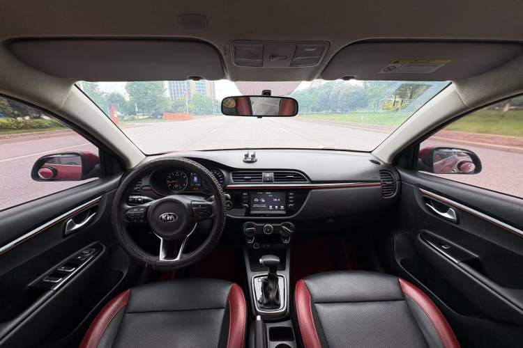 Used Kia KX Cross 2017 1.4L AT GLS Center Console