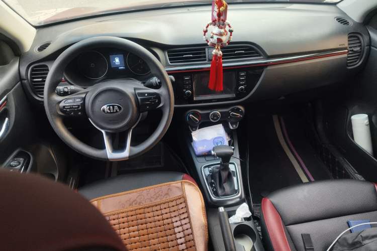 Used Kia KX Cross 2017 1.4L AT GLS Center Console