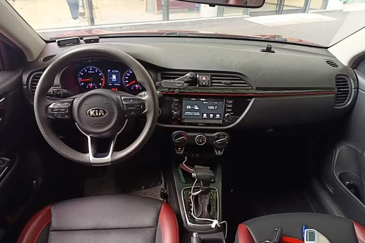 Used Kia KX Cross 2017 1.4L AT GLS Center Console