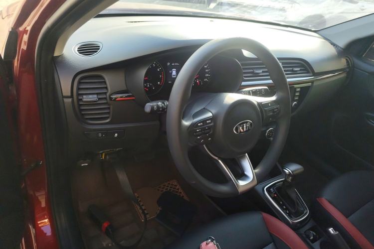 Used Kia KX Cross 2017 1.4L AT GLS Center Console