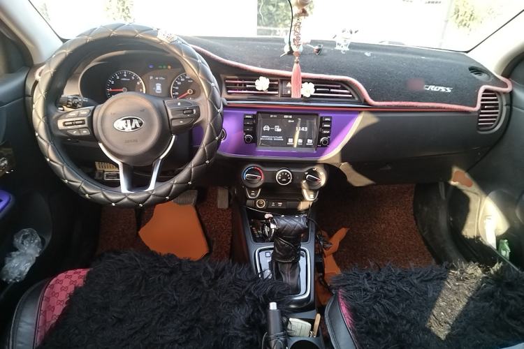 Used Kia KX Cross 2017 1.4L AT GLS Center Console
