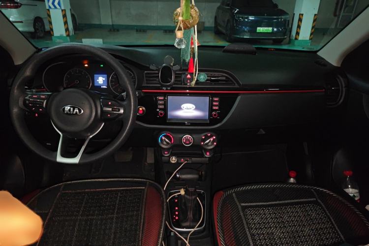Used Kia KX Cross 2017 1.4L AT GLS Center Console