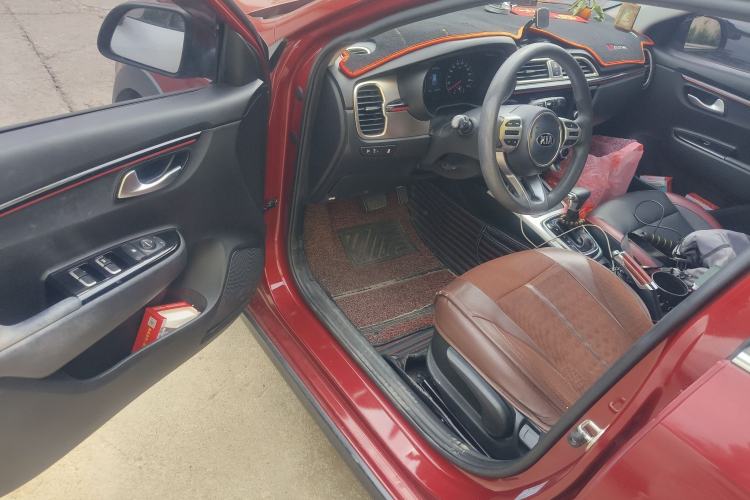 Used Kia KX Cross 2017 1.4L AT GLS Driver Seat