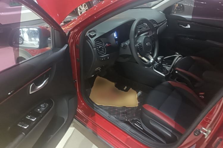 Used Kia KX Cross 2017 1.4L AT GLS Driver Seat