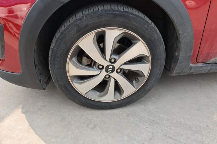 Used Kia KX Cross 2017 1.4L AT GLS Left Front Wheel Hub