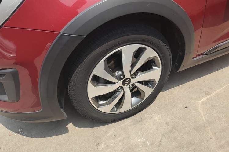 Used Kia KX Cross 2017 1.4L AT GLS Left Front Wheel Hub