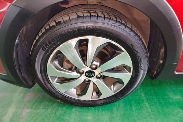 Used Kia KX Cross 2017 1.4L AT GLS Left Front Wheel Hub