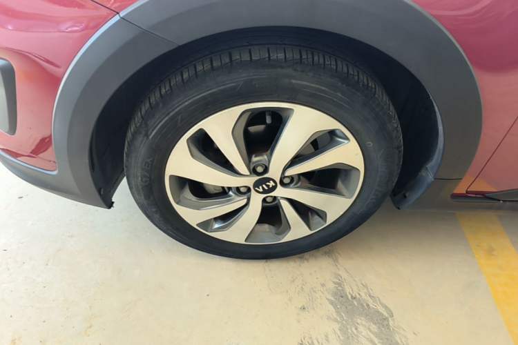Used Kia KX Cross 2017 1.4L AT GLS Left Front Wheel Hub