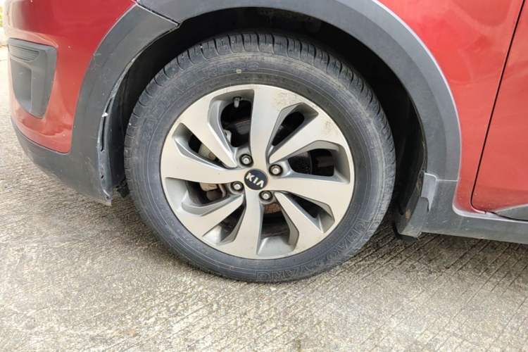 Used Kia KX Cross 2017 1.4L AT GLS Left Front Wheel Hub