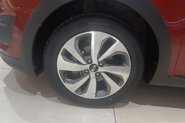 Used Kia KX Cross 2017 1.4L AT GLS Left Front Wheel Hub