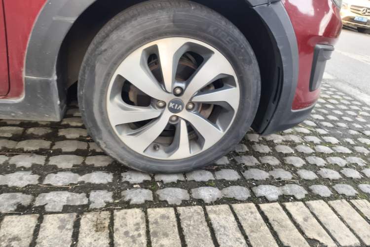 Used Kia KX Cross 2017 1.4L AT GLS Right Front Wheel Hub