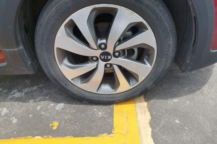 Used Kia KX Cross 2017 1.4L AT GLS Right Front Wheel Hub