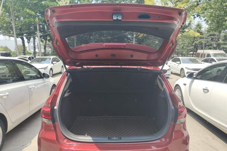 Used Kia KX Cross 2017 1.4L AT GLS Trunk