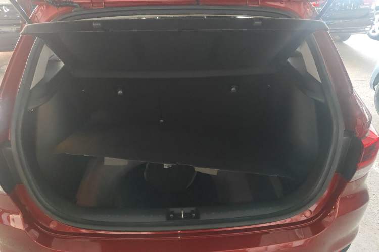 Used Kia KX Cross 2017 1.4L AT GLS Trunk
