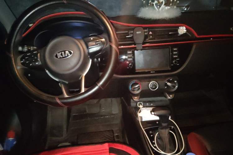Used Kia KX Cross 2017 1.4L AT GLS Center Console