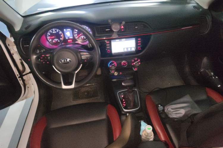 Used Kia KX Cross 2017 1.4L AT GLS Center Console