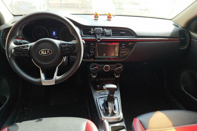 Used Kia KX Cross 2017 1.4L AT GLS Center Console