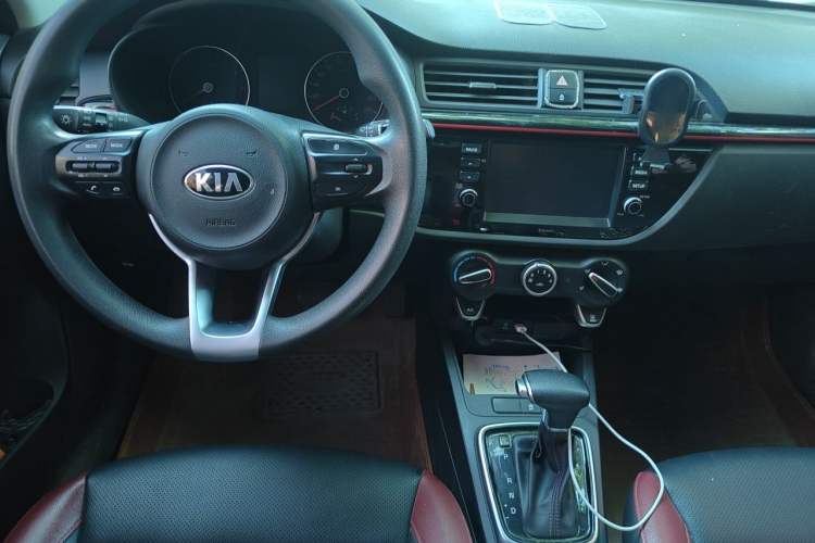 Used Kia KX Cross 2017 1.4L AT GLS Center Console