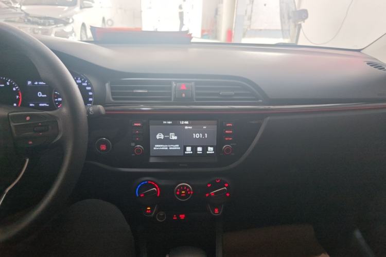 Used Kia KX Cross 2017 1.4L AT GLS Center Console