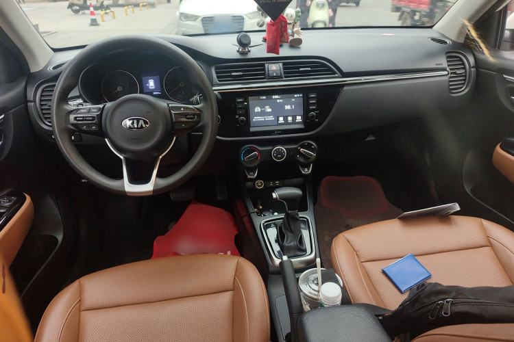 Used Kia KX Cross 2017 1.4L AT GLS Center Console
