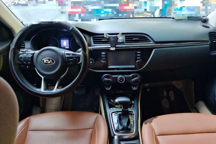Used Kia KX Cross 2017 1.4L AT GLS Center Console