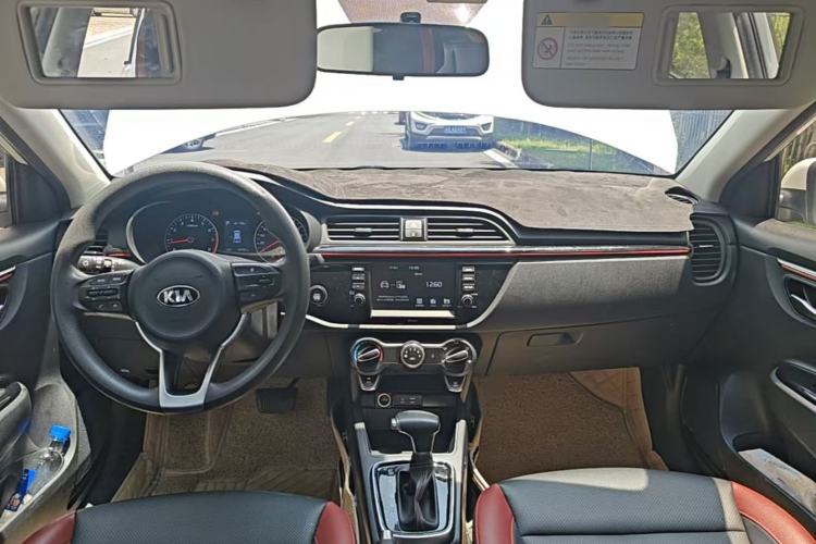 Used Kia KX Cross 2017 1.4L AT GLS Center Console