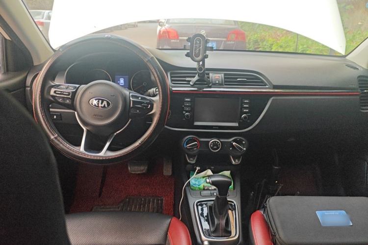 Used Kia KX Cross 2017 1.4L AT GLS Center Console