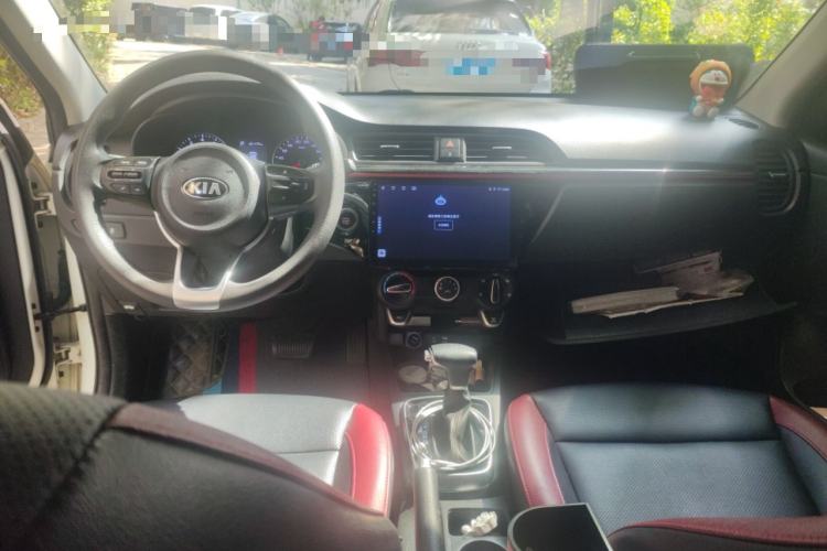 Used Kia KX Cross 2017 1.4L AT GLS Center Console
