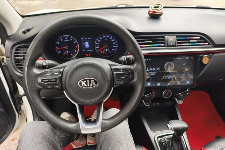Used Kia KX Cross 2017 1.4L AT GLS Center Console