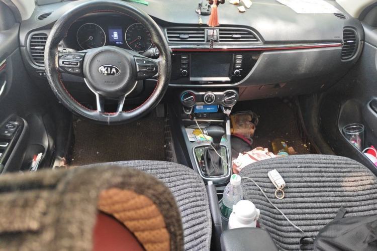 Used Kia KX Cross 2017 1.4L AT GLS Center Console