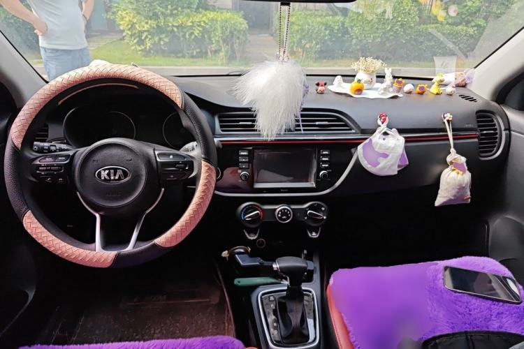 Used Kia KX Cross 2017 1.4L AT GLS Center Console