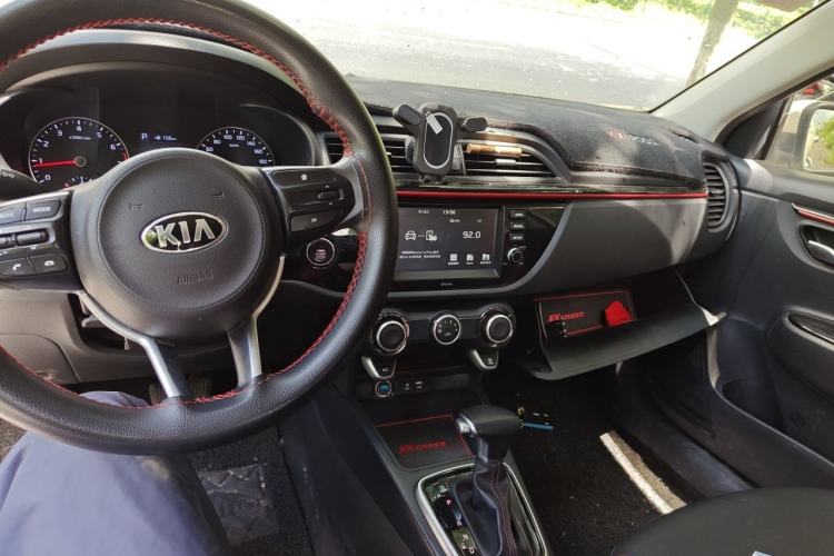 Used Kia KX Cross 2017 1.4L AT GLS Center Console